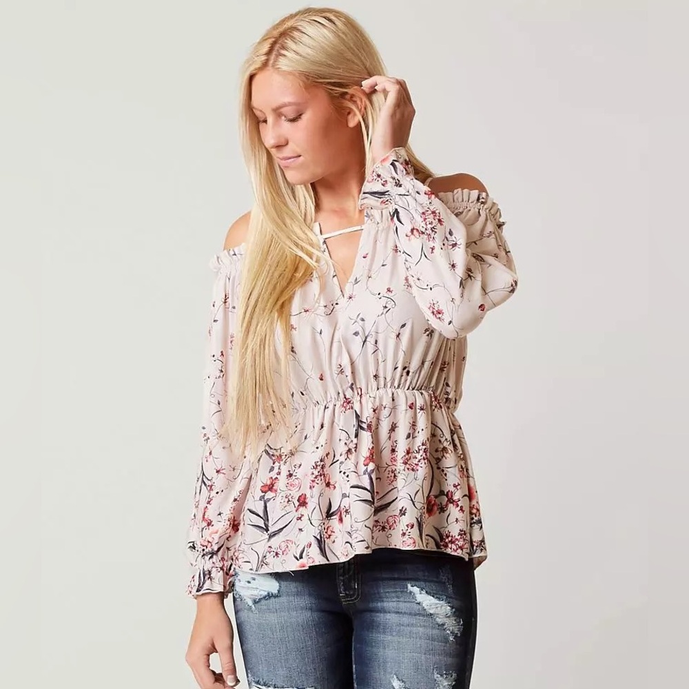 Buckle Gimmicks Women's Cold Shoulder Top NWT Pink Floral Size M